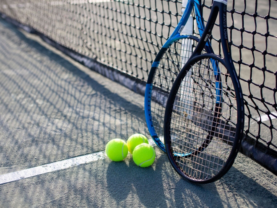 Tennis balls & rackets on a tennis course