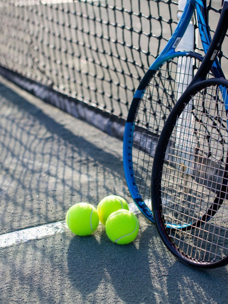 Tennis balls & rackets on a tennis course