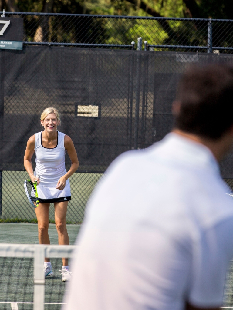 Two people playing tennis 