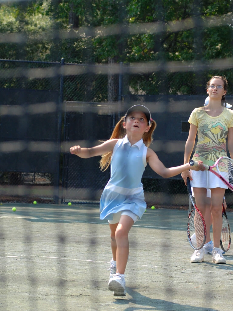 Children playing tennis 